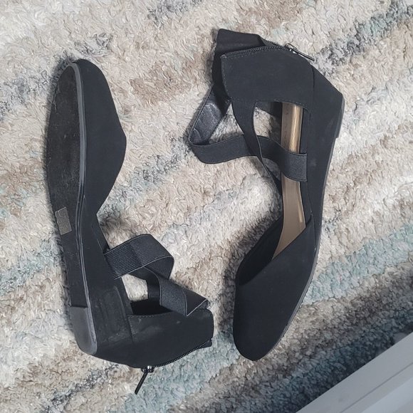 Solanz Pumps - Picture 2 of 2